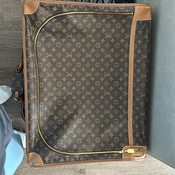 Louis Vuitton Luggage - Picture 7 of 9